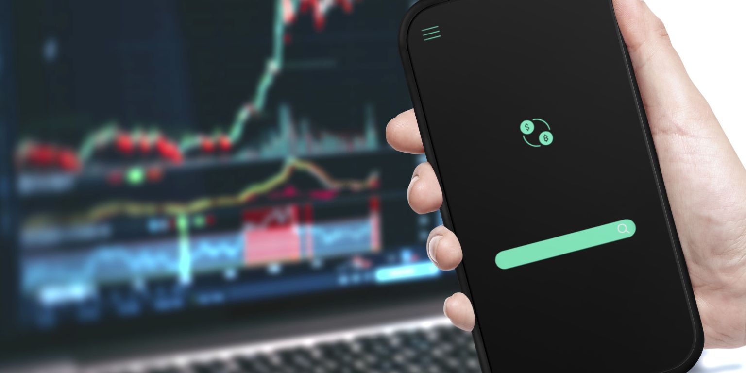 homem realizando operações na atlas broker